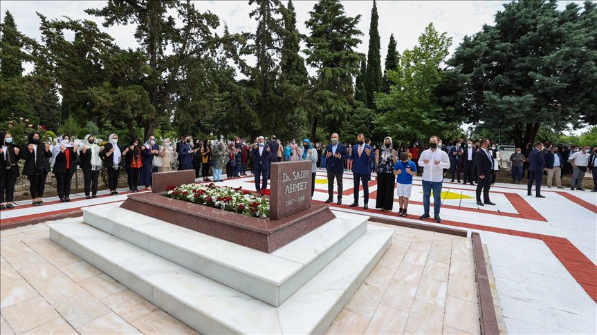 تشاووش أوغلو يزور قبر سياسي بارز في تراقيا الغربية باليونان